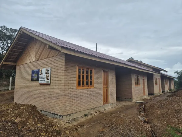Casas com tijolo ecológico