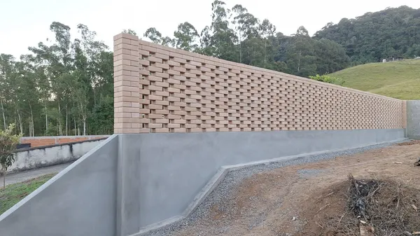 Muro estilizado com os tijolos ecológicos