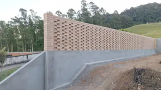 Muro estilizado com os tijolos ecológicos